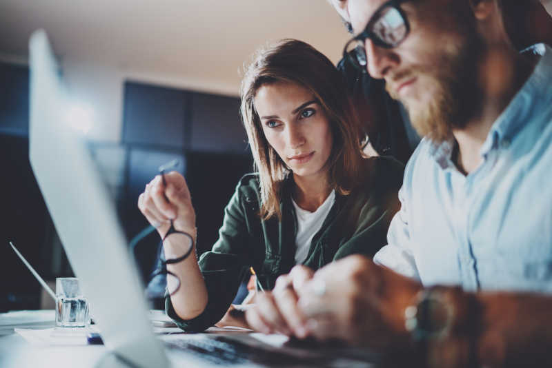 A BI professional explaining digital strategy to her colleague